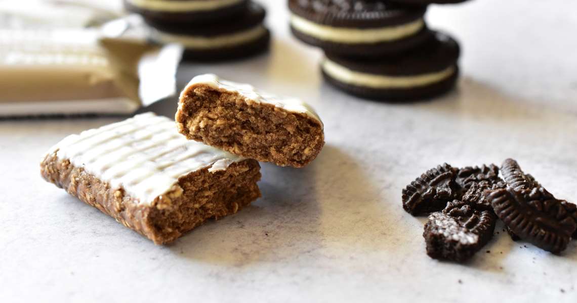 A well-known favorite, Cookies & Cream is made healthy in this high protein snack bar! Real cookie pieces, oats and a variety of super foods will satisfy your sweet tooth without the guilt.