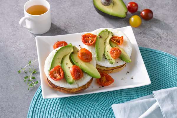 Avocado Bagel with Egg and Tomatoes